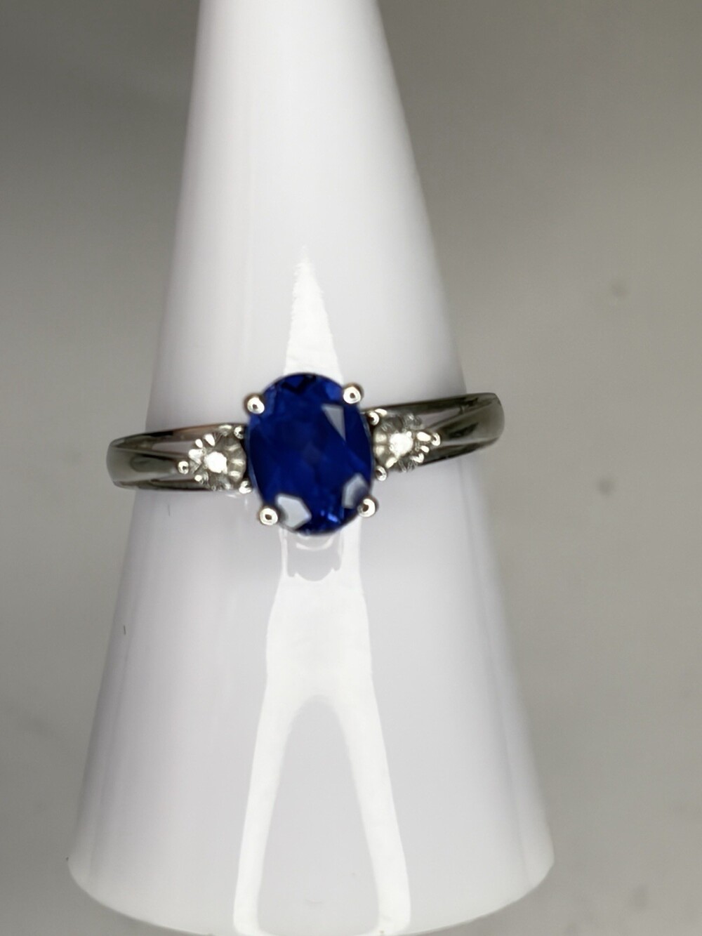 10K White Gold Oval Blue Sapphire Ring Diamond Accents Split Shank Sz 7.75 2.4g